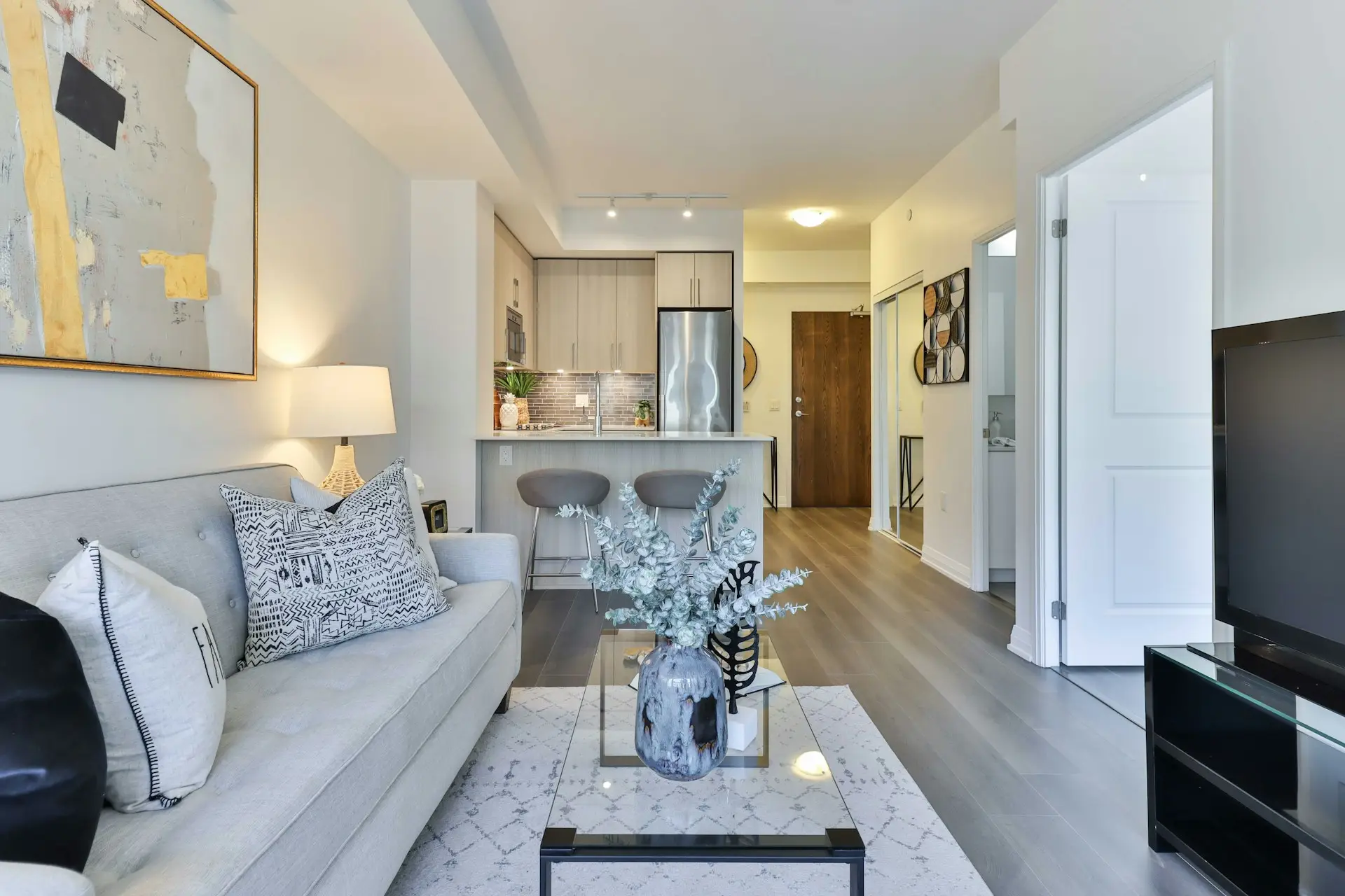 Cuisine ouverte sur un grand salon moderne