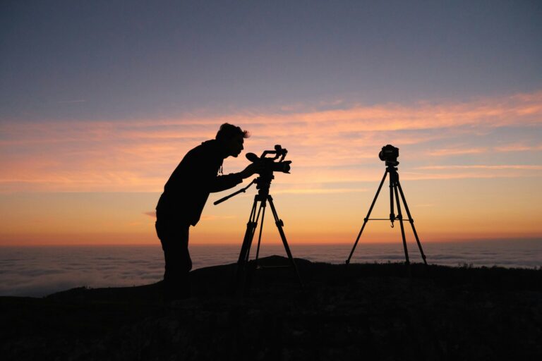Un-photographe-qui-prend-des-photos-coucher-de-soleil.
