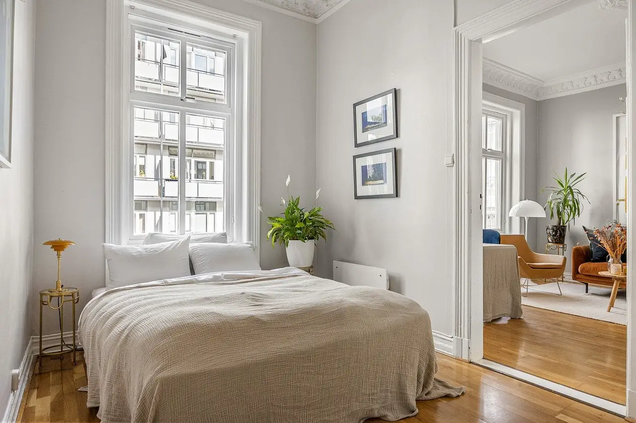 Une chambre avec un lit deux places dans un appartement cosy