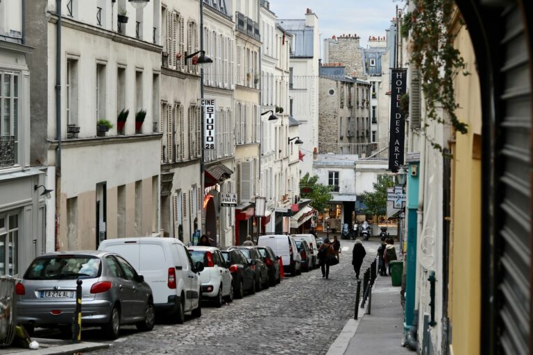 une rue pietonne avec des voitures stationnées