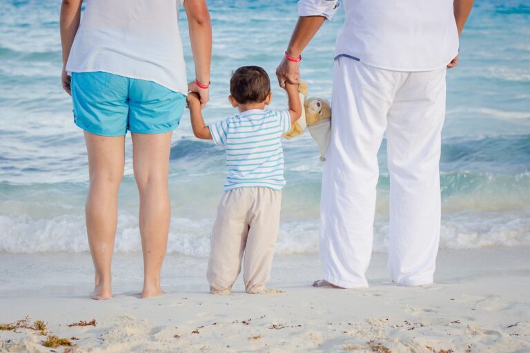 famille en vacances sur la plage
