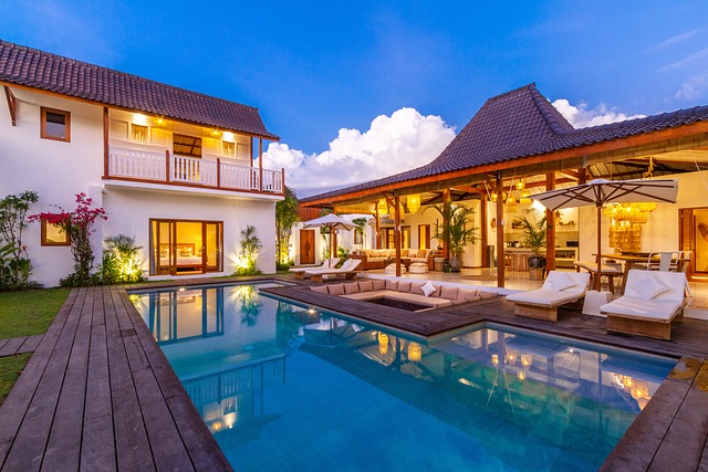 villa avec une grande piscine et mobilier nature pour se reposer